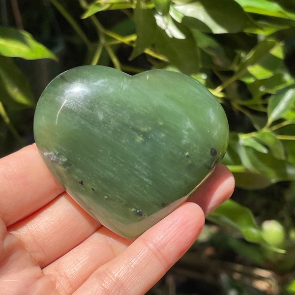 Coeur serpentine, pyrite serpentine, jade serpentine, pierres vert olive, cristaux verts, cristal coeur, roches et minéraux