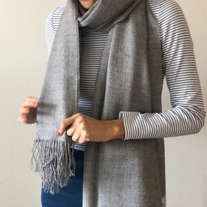 Chal de bufanda Vanderbilt gris claro; 100 % Alpaca bebé; VENTA 15 por ciento de descuento con el código KEEPWARM