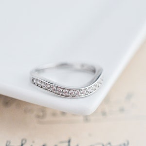 Fede nuziale curva - Anello sagomato - Anello in argento sterling - Anello mezza eternità - Anello impilabile - Anello di protezione