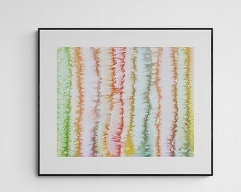 Puede incluir: Una pintura abstracta enmarcada con rayas verticales verdes, amarillas, naranjas y rojas sobre un fondo blanco. La pintura está colgada en una pared blanca sobre una cama con ropa de cama blanca y una almohada decorativa.