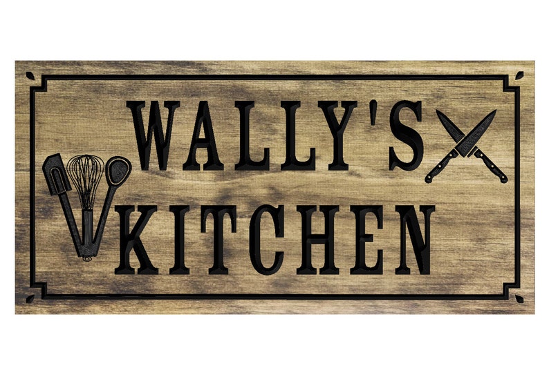 以下が含まれることがあります： 黒い文字で「WALLY'S KITCHEN」と書かれた木製の看板。看板は素朴な木目模様で、泡立て器、ヘラ、交差した2本のナイフで飾られています。