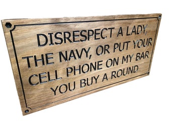 Può includere: Segno in legno con il testo "DISRESPECT A LADY, THE NAVY, OR PUT YOUR CELL PHONE ON MY BAR YOU BUY A ROUND".