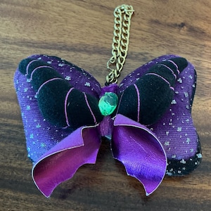 A Rare HTF Disney Tokyo Ribbon Maleficent Villians Keychain Keyring Charm
