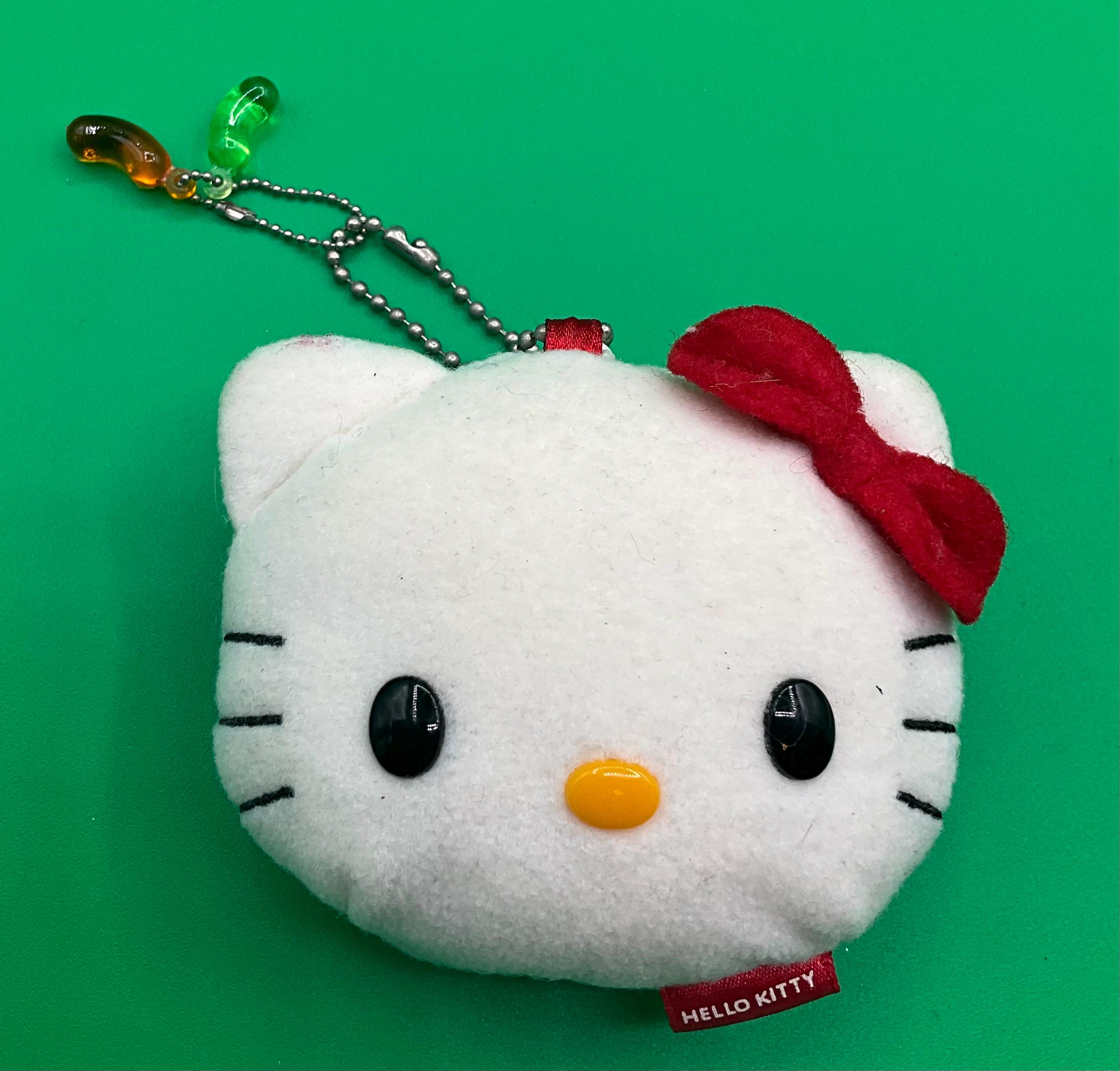 HELLO KITTY ピンバッジ 2002年製 A Rare Sanrio 2002 Hello Kitty From Japan Vintage Keychain Key