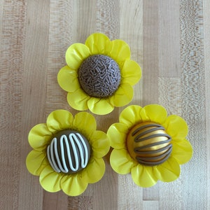 Yellow  Wrappers for holding chocolate truffles/ Rustic wedding Centerpieces decor/ Forminha de papel amarela(50Ct)