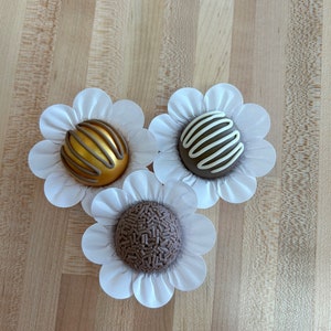 White Wrappers for holding chocolate truffles/ Rustic wedding Centerpieces decor/ Forminha de papel branca(50Ct)