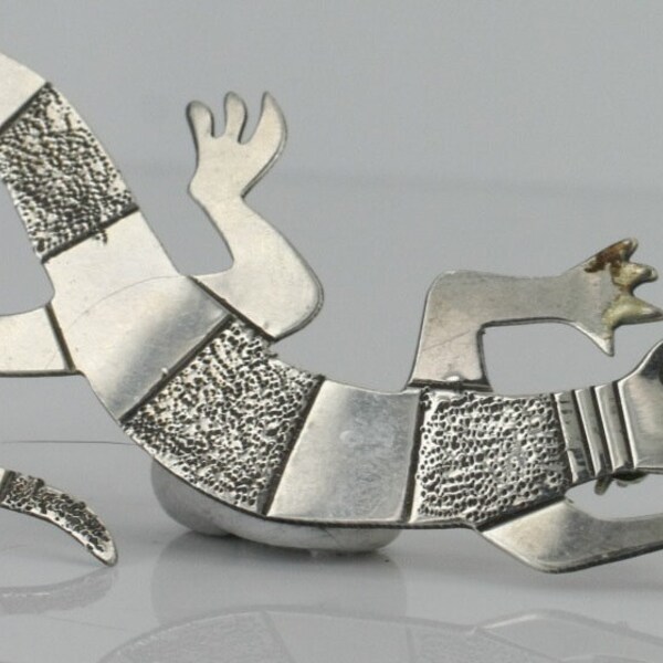 Vintage Native American Sterling Silver Carved Etched Native American Design Lizard Pin NA3255