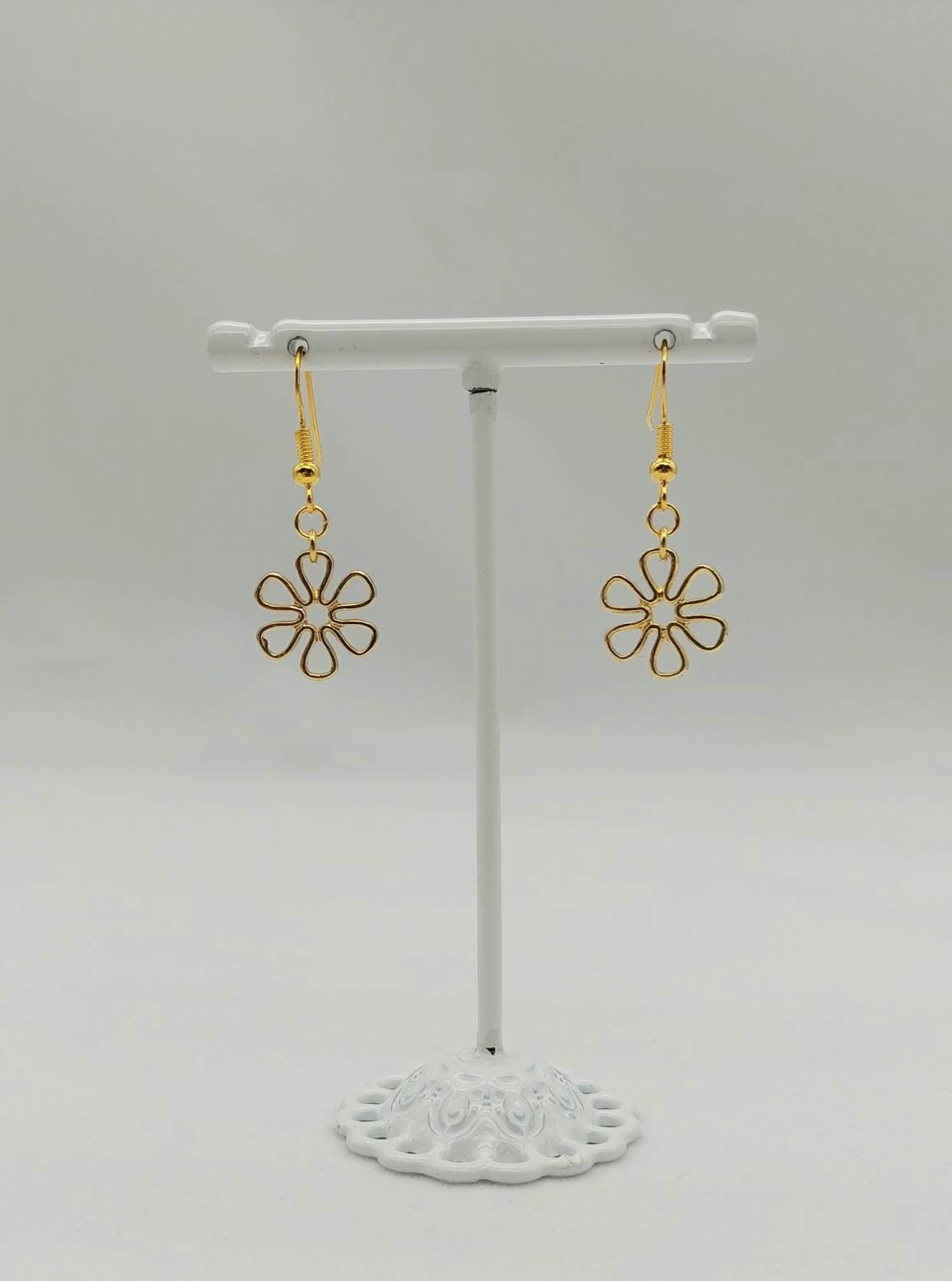 Retro Flower Dangle Earrings - Gold Wire Flower Earrings