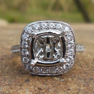 Anillo de oro blanco de 14 quilates con halo de diamantes, semimontura: corte cojín de 7 mm