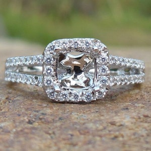 Anillo de compromiso con diamantes de talla cojín en oro blanco de 14 quilates y semimontaje.