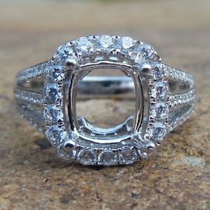 Anillo de oro blanco de 14 quilates con halo de diamantes y semimontaje: talla cojín