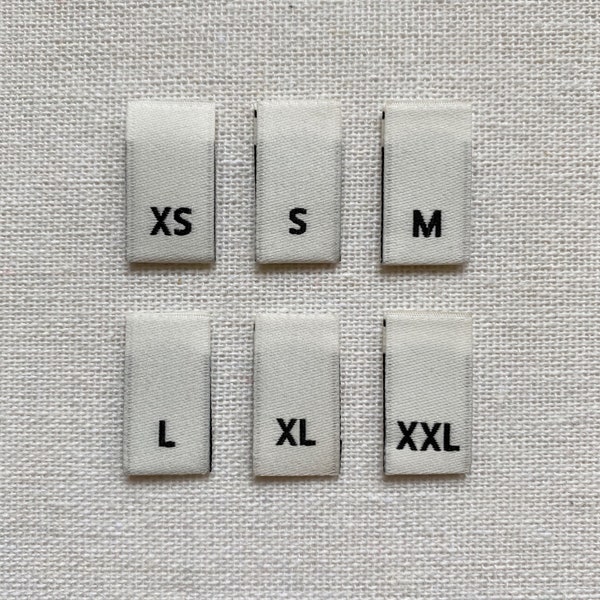 Etiquetas de talla tejidas - Marfil con letras negras Tallas XS-XXL / Etiquetas de talla plegadas Dimensiones totales 1 3/4" x 1/2" / Etiquetas de talla para prendas de vestir