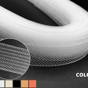 Op de afbeelding: Witte mesh trim met een ruitpatroon. De trim is opgerold en toont de lagen van de mesh. 6 Kleuren.