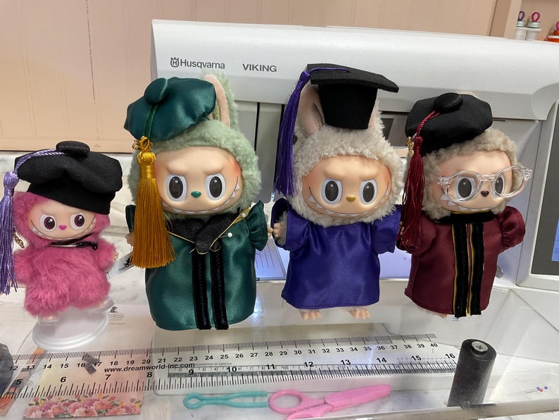 Handmade Labubu Graduation Cap and Gown Set, Custom Outfit immagine 1