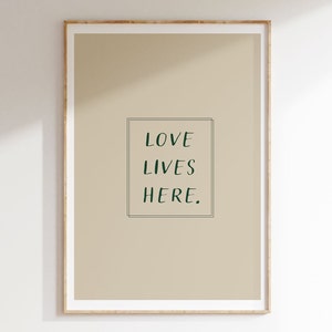 Love Lives Here Sofort druckbare Wandkunst, Wohnkultur, Typografie, Retro Wandkunst, drei Farboptionen