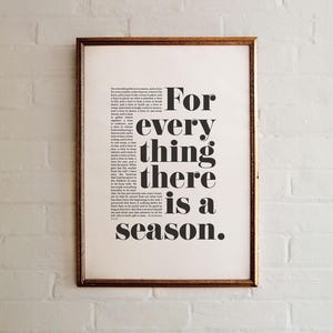 Könnte beinhalten: Ein gerahmter Druck mit weißem Hintergrund und schwarzem Text, der "Für alles gibt es eine Zeit." lautet.