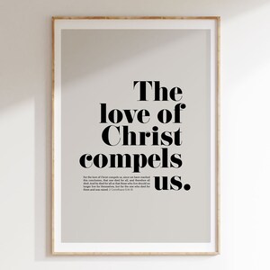 Pode incluir: Um pôster de arte de parede imprimível com fundo cinza e texto preto que diz "O amor de Cristo nos constrange." O texto é uma citação da Bíblia, 2 Coríntios 5:14-15.