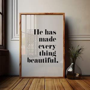 Puede incluir: Una impresión enmarcada con fondo blanco y texto negro. El texto dice "Él ha hecho todo hermoso."