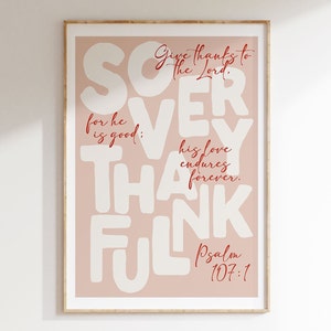 Puede incluir: Una impresión de arte de pared imprimible rosa y blanca con el texto "Give thanks to the Lord, for he is good: his love endures forever. Psalm 107:1" en fuente cursiva roja.
