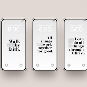 Peut inclure: Cinq smartphones affichant des citations inspirantes en caract&egrave;res gras sans empattement sur fond blanc. Les t&eacute;l&eacute;phones sont align&eacute;s, avec un fond neutre.