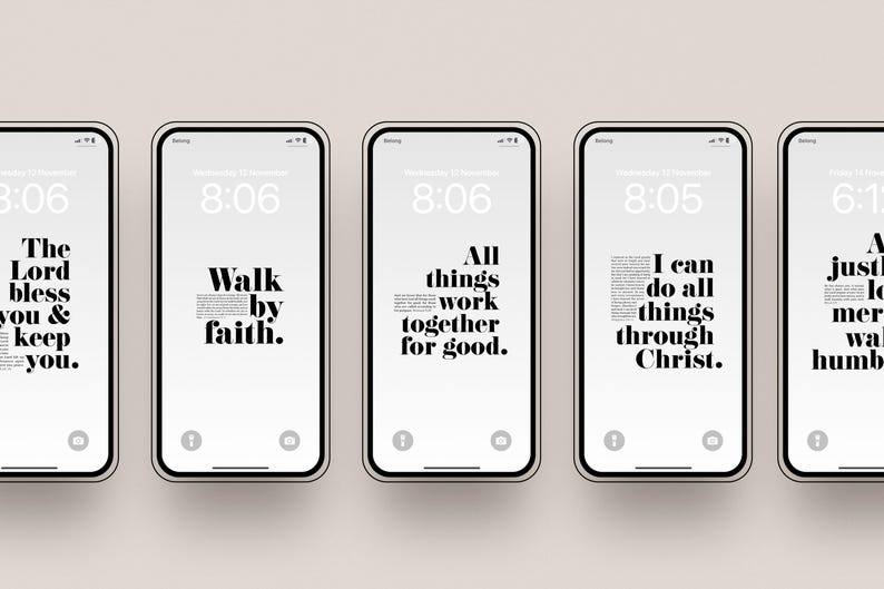 Peut inclure: Cinq smartphones affichant des citations inspirantes en caract&egrave;res gras sans empattement sur fond blanc. Les t&eacute;l&eacute;phones sont align&eacute;s, avec un fond neutre.