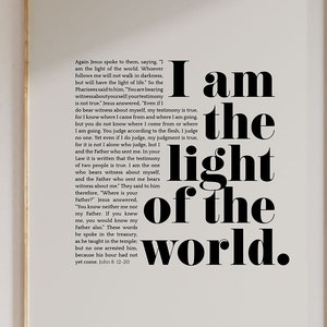 K&ouml;nnte beinhalten: Schwarz-wei&szlig;es Typografie-Druck mit einem Zitat aus der Bibel, Johannes 8:12-20, "Ich bin das Licht der Welt."