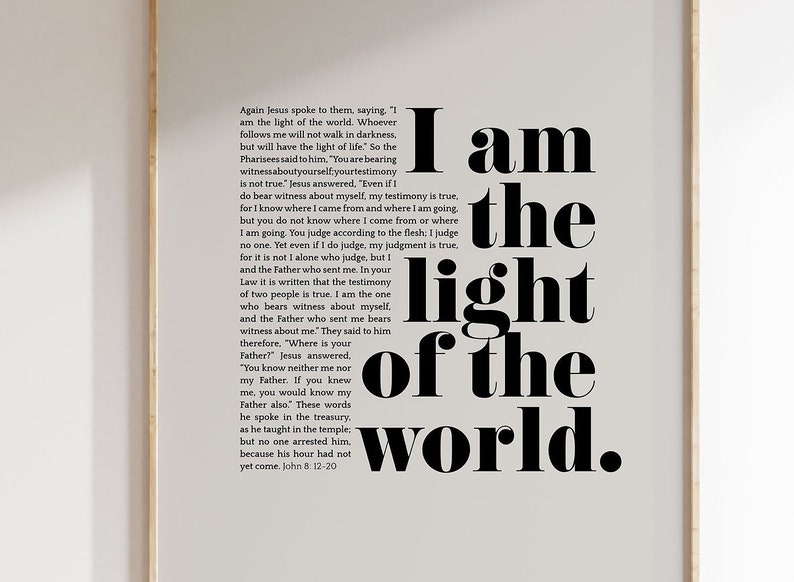 K&ouml;nnte beinhalten: Schwarz-wei&szlig;es Typografie-Druck mit einem Zitat aus der Bibel, Johannes 8:12-20, "Ich bin das Licht der Welt."