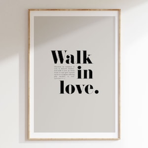 Puede incluir: Un diseño de arte de pared imprimible con un fondo beige y texto negro que dice "Camina en amor." El texto está en negrita, sin serif. El texto es de Efesios 5:2.