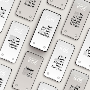 Peut inclure: Plusieurs smartphones affichent des citations inspirantes en noir sur fond blanc. Les t&eacute;l&eacute;phones sont dispos&eacute;s sur une surface gris clair. L'heure affich&eacute;e est 8h05 ou 8h07.