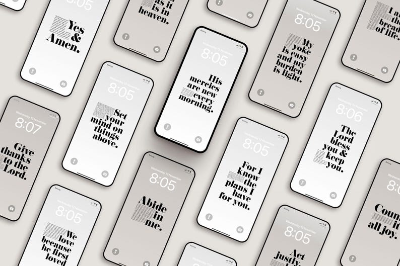Peut inclure: Plusieurs smartphones affichent des citations inspirantes en noir sur fond blanc. Les t&eacute;l&eacute;phones sont dispos&eacute;s sur une surface gris clair. L'heure affich&eacute;e est 8h05 ou 8h07.