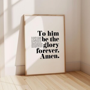 Op de afbeelding: Een zwart-witte printbare wandkunstprint met de tekst "To him be the glory forever. Amen."
