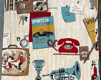 Może przedstawiać: Tkanina w stylu vintage z powtarzającym się wzorem ilustracji retro. Projekt zawiera obrazy telewizora, telefonu, trofeum, trąbki i magazynu. Paleta kolorów obejmuje czerwień, błękit, brąz i krem.