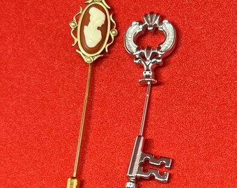 2 vintage jaren 70 Avon stickpins cameo stickpin key stick pin