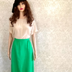 Vintage Kelly Green Pencil Skirt: 70s High Waist, 25&quot; Waist