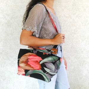Bolso de mano vintage de tela con estampado floral tropical, años 80, con asa y correa ajustable y cierre de madera