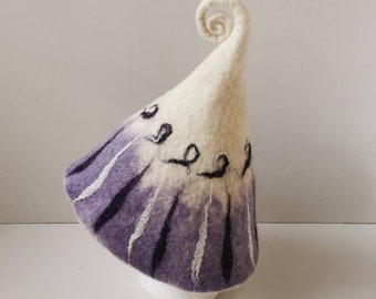 Gorro de sauna de lana natural, de fieltro, blanco y morado. Hecho a medida.