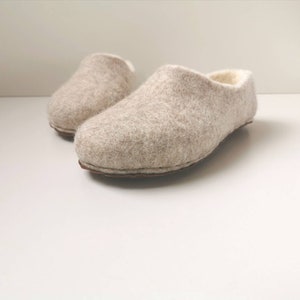 Gevilte witbeige damesslippers van natuurlijke wol
