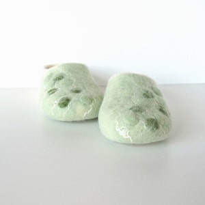 Felted women slippers , felted wool slippers , felt slippers , felt wool slippers , house shoes , women&#39;s slippers , white green shoes