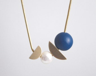 GRETE - Collier de perles // Bijoux en PORCELAINE // Collier en céramique. Bijoux géométriques. Klein bleu. Collier graphique