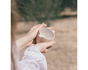 ST. TEKLA’S CUP // Tasse en céramique avec plaque en bois // Céramique faite à la main // Céramique faite à la main.