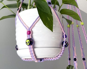 Alien Makramee Pflanzenaufhänger mit handbemalten Perlen (für kleine/mittelgroße Töpfe) - INDOOR