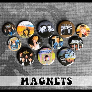 Könnte beinhalten: Ein Set mit 11 runden Magneten mit Vintage-Albumcovern von bekannten Musikern, darunter Neil Young, The Band, Buffalo Springfield, The Turtles, The Guess Who, Dusty Springfield und The Byrds. Die Magnete sind auf einer grauen, strukturierten Oberfläche angeordnet.  MAGNETS steht in fetten schwarzen Buchstaben am unteren Rand des Bildes.