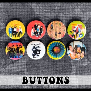 Peut inclure: Huit boutons ronds à épingle représentant des images du groupe The Beatles. Les boutons sont jaunes, rouges, bleus, blancs et noirs avec des images des membres du groupe et un motif floral.