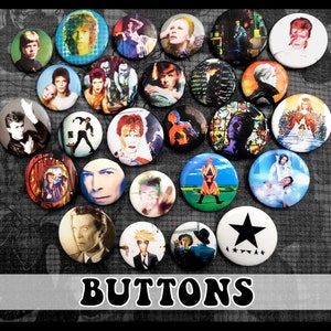 Puede incluir: Una colección de 20 botones redondos con varias imágenes de un músico. Los botones están dispuestos en un patrón circular con la palabra "BUTTONS" impresa en letras negras grandes en la parte inferior de la imagen.