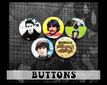 Op de afbeelding: Vier ronde knoppen met afbeeldingen van de Beatles. De knoppen bevatten een gele knop met een afbeelding van Ringo Starr, een groene knop met een afbeelding van George Harrison, een blauwe knop met een afbeelding van Paul McCartney en een gele knop met een afbeelding van John Lennon. De tekst "Life flows on within you & without you" staat op de gele knop met John Lennon.