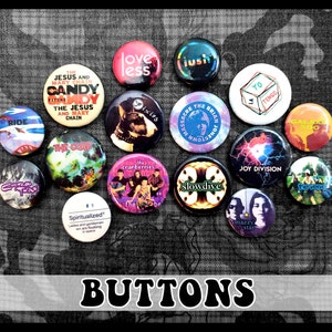 Puede incluir: Una colección de 14 pines redondos con diferentes nombres y logotipos de bandas, incluyendo "The Jesus and Mary Chain", "Ride", "The Cure", "Slowdive", "Joy Division", "Mazzy Star", "The Cranberries", "Yo Tengo", "Galaxie 500", "The Verve", "Spiritualized", "Love Less", "Lush", y "The Brian Jonestown Massacre".