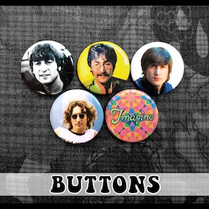 Puede incluir: Conjunto de cinco botones redondos con imágenes de John Lennon. Los botones son coloridos y presentan una variedad de diseños, incluyendo un patrón psicodélico con la palabra "Imagine" y un retrato de cerca de John Lennon con gafas de sol.