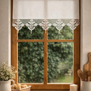 Handgefertigte Scheibengardine mit Gehäkelte Spitze, Romantische Landhaus Küchengardine, Elegante Fensterdeko im Vintage Stil