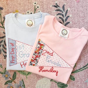 Camiseta para el primer día de clases de niñas, camiseta personalizada para la vuelta al cole con nombre, camiseta con banderín de grado personalizado, manga con volantes o unisex, bordada
