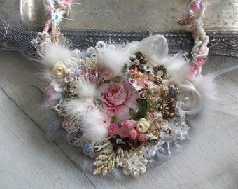 Rose dans la neige... Mori fille pendentif fée cabochon fourrure bavoir ne floral cklace dentelle perles déclaration tissu bijoux, automne hiver boho mode cadeau